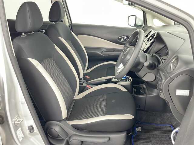 日産 ノート e－パワーX FOUR Vセレ 道央・札幌 2020(令2)年 7.5万km ブリリアントシルバー ・４ＷＤ/・純正ナビ・ＣＤ・ＢＴ・ＴＶ・ＳＤ/・全方位カメラ/・デジタルインナーミラー/・エマージェンシーブレーキ/・ｅパワー/・車線逸脱警報/・ハイビームアシスト/・ＤＲＩＶＥＭＯＤＥ/・横滑り防止/・純正ドライブレコーダー/・ＥＴＣ/・純正フロアマット/・ＬＥＤヘッドライト/・フォグランプ/・オートライト/・純正１５インチアルミ