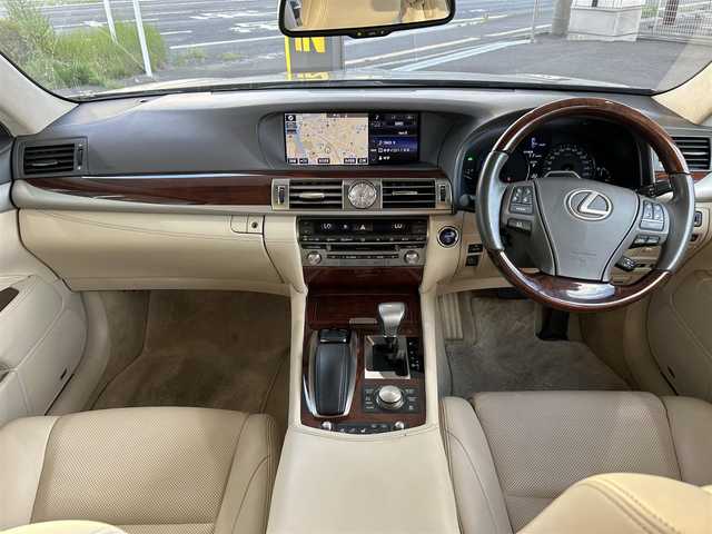 レクサス ＬＳ 600hL エグゼクティブP 青森県 2014(平26)年 4.6万km ソニックチタニウム 4WD/ナイトビュー/マークレビンソン/後席モニター/ベージュ本革シート/プリクラッシュセーフティ/レーダークルーズコントロール/BSM/バックカメラ/クリアランスソナー/純正ナビ(BT/フルセグ/DVD/CD/ラジオ)/ステアリングヒーター/シートヒーター/エアーシート/ビルトインETC/LEDヘッドライト/LEDフォグライト/オートライト/オートマチックハイビーム/コーナーポール/パワーシート/スペアキー/新車時保証書/取扱説明書