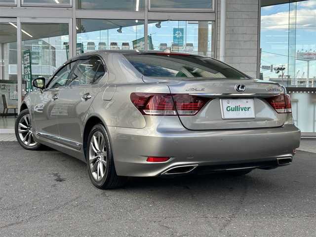 レクサス ＬＳ 600hL エグゼクティブP 青森県 2014(平26)年 4.6万km ソニックチタニウム 4WD/ナイトビュー/マークレビンソン/後席モニター/ベージュ本革シート/プリクラッシュセーフティ/レーダークルーズコントロール/BSM/バックカメラ/クリアランスソナー/純正ナビ(BT/フルセグ/DVD/CD/ラジオ)/ステアリングヒーター/シートヒーター/エアーシート/ビルトインETC/LEDヘッドライト/LEDフォグライト/オートライト/オートマチックハイビーム/コーナーポール/パワーシート/スペアキー/新車時保証書/取扱説明書