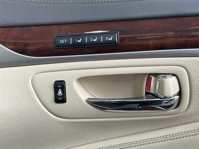 レクサス ＬＳ 600hL エグゼクティブP 青森県 2014(平26)年 4.6万km ソニックチタニウム 4WD/ナイトビュー/マークレビンソン/後席モニター/ベージュ本革シート/プリクラッシュセーフティ/レーダークルーズコントロール/BSM/バックカメラ/クリアランスソナー/純正ナビ(BT/フルセグ/DVD/CD/ラジオ)/ステアリングヒーター/シートヒーター/エアーシート/ビルトインETC/LEDヘッドライト/LEDフォグライト/オートライト/オートマチックハイビーム/コーナーポール/パワーシート/スペアキー/新車時保証書/取扱説明書