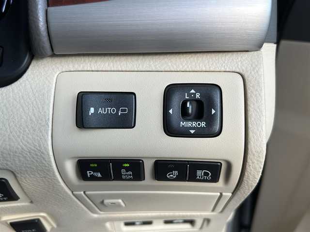 レクサス ＬＳ 600hL エグゼクティブP 青森県 2014(平26)年 4.6万km ソニックチタニウム 4WD/ナイトビュー/マークレビンソン/後席モニター/ベージュ本革シート/プリクラッシュセーフティ/レーダークルーズコントロール/BSM/バックカメラ/クリアランスソナー/純正ナビ(BT/フルセグ/DVD/CD/ラジオ)/ステアリングヒーター/シートヒーター/エアーシート/ビルトインETC/LEDヘッドライト/LEDフォグライト/オートライト/オートマチックハイビーム/コーナーポール/パワーシート/スペアキー/新車時保証書/取扱説明書