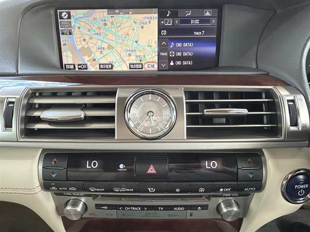 レクサス ＬＳ 600hL エグゼクティブP 青森県 2014(平26)年 4.6万km ソニックチタニウム 4WD/ナイトビュー/マークレビンソン/後席モニター/ベージュ本革シート/プリクラッシュセーフティ/レーダークルーズコントロール/BSM/バックカメラ/クリアランスソナー/純正ナビ(BT/フルセグ/DVD/CD/ラジオ)/ステアリングヒーター/シートヒーター/エアーシート/ビルトインETC/LEDヘッドライト/LEDフォグライト/オートライト/オートマチックハイビーム/コーナーポール/パワーシート/スペアキー/新車時保証書/取扱説明書