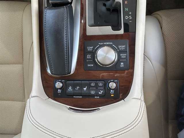 レクサス ＬＳ 600hL エグゼクティブP 青森県 2014(平26)年 4.6万km ソニックチタニウム 4WD/ナイトビュー/マークレビンソン/後席モニター/ベージュ本革シート/プリクラッシュセーフティ/レーダークルーズコントロール/BSM/バックカメラ/クリアランスソナー/純正ナビ(BT/フルセグ/DVD/CD/ラジオ)/ステアリングヒーター/シートヒーター/エアーシート/ビルトインETC/LEDヘッドライト/LEDフォグライト/オートライト/オートマチックハイビーム/コーナーポール/パワーシート/スペアキー/新車時保証書/取扱説明書