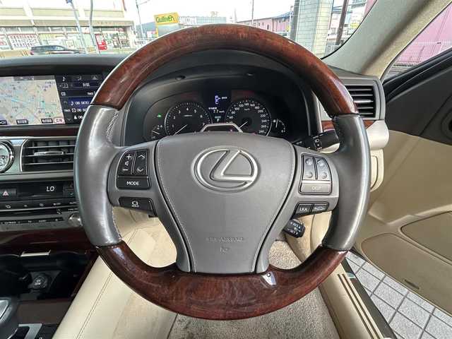 レクサス ＬＳ 600hL エグゼクティブP 青森県 2014(平26)年 4.6万km ソニックチタニウム 4WD/ナイトビュー/マークレビンソン/後席モニター/ベージュ本革シート/プリクラッシュセーフティ/レーダークルーズコントロール/BSM/バックカメラ/クリアランスソナー/純正ナビ(BT/フルセグ/DVD/CD/ラジオ)/ステアリングヒーター/シートヒーター/エアーシート/ビルトインETC/LEDヘッドライト/LEDフォグライト/オートライト/オートマチックハイビーム/コーナーポール/パワーシート/スペアキー/新車時保証書/取扱説明書