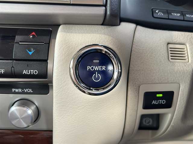 レクサス ＬＳ 600hL エグゼクティブP 青森県 2014(平26)年 4.6万km ソニックチタニウム 4WD/ナイトビュー/マークレビンソン/後席モニター/ベージュ本革シート/プリクラッシュセーフティ/レーダークルーズコントロール/BSM/バックカメラ/クリアランスソナー/純正ナビ(BT/フルセグ/DVD/CD/ラジオ)/ステアリングヒーター/シートヒーター/エアーシート/ビルトインETC/LEDヘッドライト/LEDフォグライト/オートライト/オートマチックハイビーム/コーナーポール/パワーシート/スペアキー/新車時保証書/取扱説明書