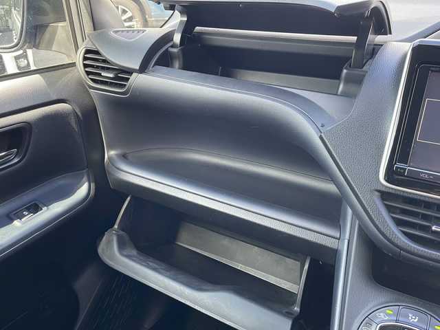 トヨタ ヴォクシー ZS 煌 長野県 2015(平27)年 5.4万km アイスチタニウムマイカメタリック ９インチ純正ナビ/Bluetooth Audio/フルセグテレビ/前方ドライブレコーダー/ＥＴＣ/バックカメラ/両側電動スライドドア/ＬＥＤヘッドライト/純正フロアマット/プッシュスタート/オートライト/ドアバイザー/スマートキー/スペアキー×１/横滑り防止機能/盗難防止機能