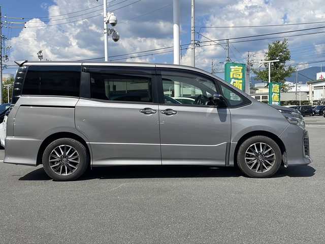 トヨタ ヴォクシー ZS 煌 長野県 2015(平27)年 5.4万km アイスチタニウムマイカメタリック ９インチ純正ナビ/Bluetooth Audio/フルセグテレビ/前方ドライブレコーダー/ＥＴＣ/バックカメラ/両側電動スライドドア/ＬＥＤヘッドライト/純正フロアマット/プッシュスタート/オートライト/ドアバイザー/スマートキー/スペアキー×１/横滑り防止機能/盗難防止機能