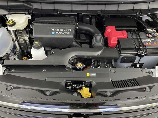 日産 セレナ e－パワー ハイウェイスター V 岐阜県 2025(令7)年 0.1千km パールⅡ 登録済み未使用車/純正12.3インチワイド日産コネクトナビ/AM FM/フルセグテレビ/USB/Bluetooth /HDMI/Apple CarPlay /Android Auto/革巻きステアリング/ステアリングリモコン/両側パワースライド/ハンズフリーオートスライドドア/デジタルインナーミラー/アラウンドビューモニター/置くだけ充電機/ビルトインETC2.0/純正前後ドラレコ/SOSコール/プロパイロット/レーダークルーズコントロール/ハンドル支援/車線逸脱警報/車線逸脱防止支援/後側方車両検知警報/後側方衝突防止支援/前方衝突防止支援/踏み間違い衝突防止支援/先行者発信お知らせ機能/標識検知支援/後退時車両検知警報/移動物検知機能/前後ソナー/ふらつき警報