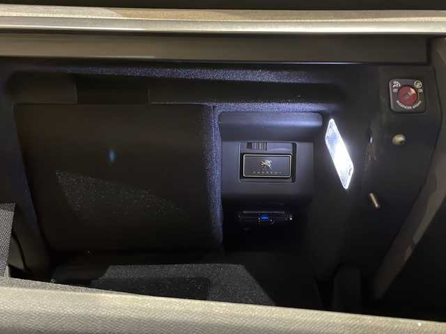 プジョー ３００８ GT ブルー HDi 新潟県 2018(平30)年 3.7万km BLANC NACRE 純正ナビ/フルセグTV/バック/サイドカメラ/ETC/ドライブレコーダー/ハーフレザーシート/パワーバックドア/LEDヘッドライト/純正18インチアルミホイール/コーナーセンサー