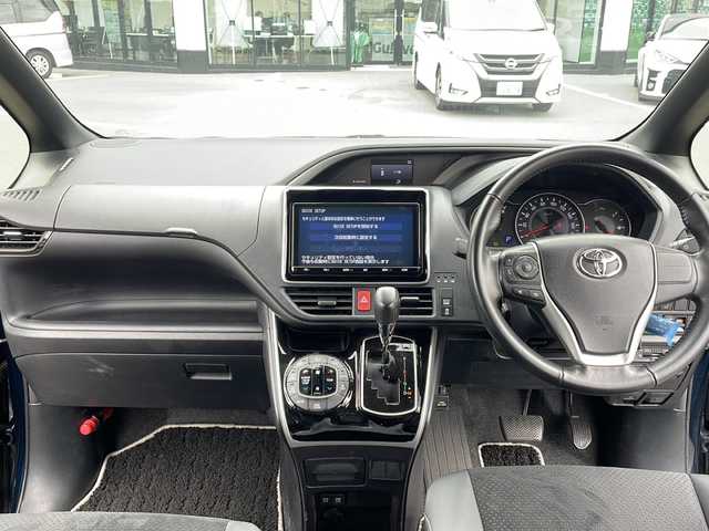トヨタ ヴォクシー ZS 煌Ⅲ 長野県 2021(令3)年 2.7万km ブラッキッシュアゲハガラスフレーク セーフティーセンス/・プリクラッシュセーフティ/・レーンディパーチャーアラート/・オートマチックハイビーム/・先行車発進告知機能/・インテリジェントクリアランスソナー/純正９インチSDナビ【NSZT-Y68T】/（CD/DVD/フルセグTV/BT）/バックカメラ/ビルトインETC/フリップダウンモニター/両側パワースライドドア/革巻きステアリング/クルーズコントロール/ステアリングスイッチ/アイドリングストップ/MTモード付AT/LEDヘッドライト/フォグランプ/オートライト/ハーフレザーシート/スマートキー/Pスタート/電動格納ミラー/純正１６インチAW/純正フロアマット