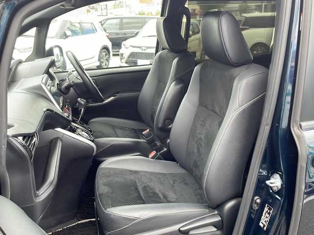 トヨタ ヴォクシー ZS 煌Ⅲ 長野県 2021(令3)年 2.7万km ブラッキッシュアゲハガラスフレーク セーフティーセンス/・プリクラッシュセーフティ/・レーンディパーチャーアラート/・オートマチックハイビーム/・先行車発進告知機能/・インテリジェントクリアランスソナー/純正９インチSDナビ【NSZT-Y68T】/（CD/DVD/フルセグTV/BT）/バックカメラ/ビルトインETC/フリップダウンモニター/両側パワースライドドア/革巻きステアリング/クルーズコントロール/ステアリングスイッチ/アイドリングストップ/MTモード付AT/LEDヘッドライト/フォグランプ/オートライト/ハーフレザーシート/スマートキー/Pスタート/電動格納ミラー/純正１６インチAW/純正フロアマット