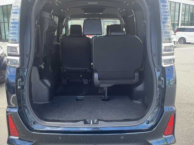 トヨタ ヴォクシー ZS 煌Ⅲ 長野県 2021(令3)年 2.7万km ブラッキッシュアゲハガラスフレーク セーフティーセンス/・プリクラッシュセーフティ/・レーンディパーチャーアラート/・オートマチックハイビーム/・先行車発進告知機能/・インテリジェントクリアランスソナー/純正９インチSDナビ【NSZT-Y68T】/（CD/DVD/フルセグTV/BT）/バックカメラ/ビルトインETC/フリップダウンモニター/両側パワースライドドア/革巻きステアリング/クルーズコントロール/ステアリングスイッチ/アイドリングストップ/MTモード付AT/LEDヘッドライト/フォグランプ/オートライト/ハーフレザーシート/スマートキー/Pスタート/電動格納ミラー/純正１６インチAW/純正フロアマット