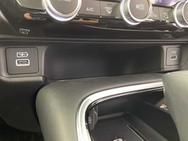 ホンダ ヴェゼル ハイブリッド e:HEV Z 富山県 2024(令6)年 2.6万km クリスタルブラックパール 4WD/純正9型ナビ（AM/FM/BT/USB/フルセグ）/バックカメラ/ドライブレコーダー/ETC2.0/ハーフレザーシート/D/N席シートヒーター/ブラインドスポットモニター/衝突被害軽減システム/レーダークルーズコントロール/レーンキープアシスト/コーナーセンサー/横滑り防止装置/オートLEDライト/オートマチックハイビーム/純正アルミホイール/純正フロアマット/スマートキー