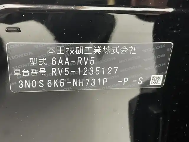 ホンダ ヴェゼル ハイブリッド e:HEV Z 熊本県 2025(令7)年 0.1万km未満 クリスタルブラックパール 登録済未使用車　/純正ナビ3VC4AZ（フルセグ・ＢＴ・ＡｐｐｌＣａｒＰｌａｙ・ＡｎｄｒｏｉｄＡｕｔｏ）/バックカメラ　/ビルトインＥＴＣ２．０　/ホンダセンシング　/・衝突軽減ブレーキ/・誤発進抑制機能/・歩行者事故低減ステアリング/・路外逸脱抑制システム/・渋滞追従機能付きアダプティブクルーズコントロール/・車線維持支援システム/・先行車発進お知らせ機能/・標識認識機能/・オートハイビーム/・ブラインドスポットモニター/横滑り防止/置くだけ充電　/前席シートヒーター　/ステアリングヒーター/パワーバックドア/純正１８インチAW/ハーフレザーシート/オートライト/LEDヘッドライト/フォグライト/スマートキー/プッシュスタート/スペアキー1本/保証書/取扱説明書