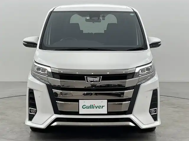 トヨタ ノア Si ダブルバイビーⅡ 福岡県 2020(令2)年 4.3万km ホワイトパールクリスタルシャイン 後席モニター　/純正ナビ（ＢＴ，フルセグＴＶ）　/ドラレコ　/ＥＴＣ　/コーナーセンサー　/クルーズコントロール　/衝突軽減ブレーキ　/レーンキープ　/アイドリングストップ　/ハーフレザー　/両側電動スライドドア　/ＬＥＤ