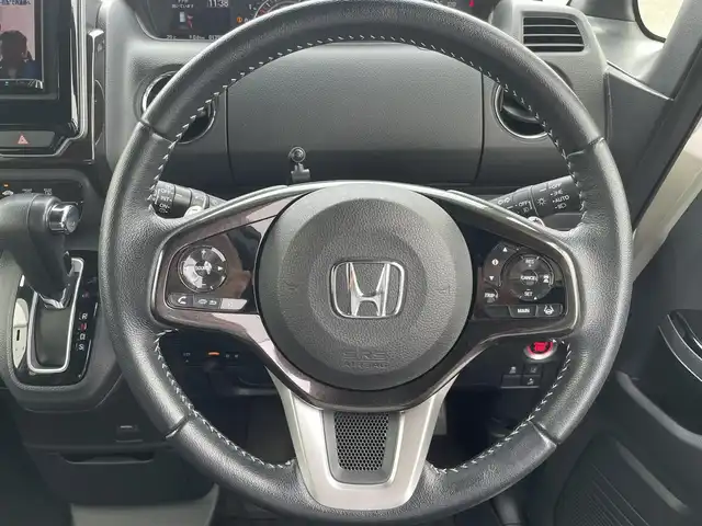 ホンダ Ｎ ＢＯＸ カスタム G L ターボ ホンダセンシング 熊本県 2018(平30)年 1.4万km プレミアムホワイトパールⅡ 社外メモリナビ/・AM/FM/CD/DVD/USB/SD/iPod/・Bluetooth/・フルセグTV/・バックカメラ/ホンダセンシング/・アダプティブクルーズコントロール/・車線維持支援システム/・衝突軽減ブレーキ/・誤発進抑制機能/・路外逸脱抑制機能/ビルトインETC/パドルシフト/ステアリングスイッチ/革巻きステアリング/ウィンカーミラー/電動格納ミラー/両側パワースライドスイッチ/チップアップ＆ダイブダウン機能付きスライドシート/ハンズフリーマイク/ロール式サンシェード/充電用USBソケット×２/ドアバイザー/フォグランプ/アイドリングストップ/純正フロアマット/純正アルミホイール