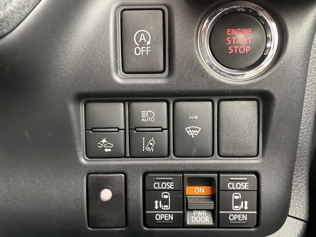 トヨタ ヴォクシー ZS 道央・札幌 2017(平29)年 6.4万km ブラック ・４WD / 寒冷地仕様/・トヨタセーフティーセンス/・プリクラッシュセーフティ/・純正10インチSDナビ（NSZN-Z66T）/（CD/DVD/SD/BT/フルセグTV）/・バックカメラ/・両側パワースライド/・プッシュスタート/スマートキー/・エンジンスターター/ドライブレコーダー/・アイドリングストップ/・クルーズコントロール/・LEDヘッドライト/フォグランプ/・オートハイビーム/・ETC/・冬タイヤ純正AW付き積込み/・横滑り防止装置/・盗難防止装置