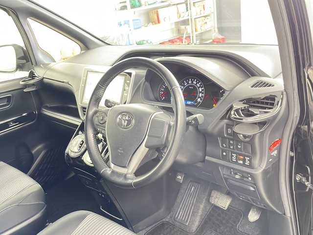 トヨタ ヴォクシー ZS 道央・札幌 2017(平29)年 6.4万km ブラック ・４WD / 寒冷地仕様/・トヨタセーフティーセンス/・プリクラッシュセーフティ/・純正10インチSDナビ（NSZN-Z66T）/（CD/DVD/SD/BT/フルセグTV）/・バックカメラ/・両側パワースライド/・プッシュスタート/スマートキー/・エンジンスターター/ドライブレコーダー/・アイドリングストップ/・クルーズコントロール/・LEDヘッドライト/フォグランプ/・オートハイビーム/・ETC/・冬タイヤ純正AW付き積込み/・横滑り防止装置/・盗難防止装置