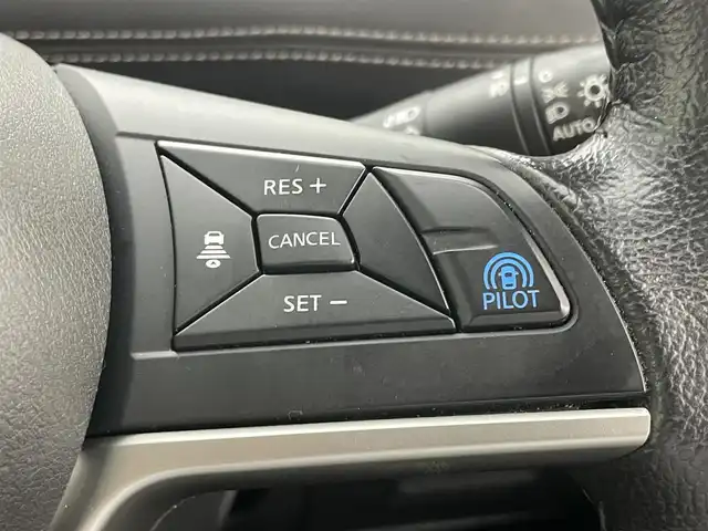 日産 セレナ ハイウェイスター プロパイロットED 岡山県 2016(平28)年 5.1万km ブリリアントホワイトパール 純正ナビ/（CD/DVD/BT/USB/フルセグ/AUX)/プロパイロット/・レーダークルーズコントロール/・レーンキープアシスト/衝突軽減ブレーキ/両側電動スライド/ビルトインＥＴＣ/バックカメラ/純正ドライブレコーダー（前）/コーナーセンサー（前後）/プッシュスタート/アイドリングストップ/スマートキー×1/純正フロアマット/純正アルミホイール/オートライト/フォグランプ/ハンズフリーオートスライド/ISOFIX/後席サンシェイド/ステアリングスイッチ/チルトステアリング/シートリフター/シートバックテーブル/ウインカーミラー/新車保証書/取扱説明書/スペアキー×1