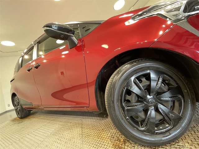 トヨタ シエンタ G グランパー 愛知県 2020(令2)年 1.1万km センシュアルレッドマイカ 純正ナビ【NSZT-W68T】/パノラミックビューモニター/両側パワースライドドア/衝突軽減ブレーキ/レーンディパーチャーアラート/クリアランスソナー/先行車発進告知/ドライブレコーダー/ビルトインＥＴＣ/USBポート/ＩＳＯＦＩＸ/LEDヘッドライト/オートハイビーム/純正フロアマット/アイドリングストップ