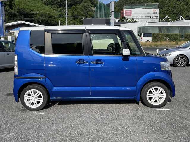 ホンダ Ｎ ＢＯＸ 2トーン SSパッケージ 山形県 2017(平29)年 6.1万km 青Ⅱ (株)IDOMが運営する【じしゃロン山形店】の自社ローン専用車両になります。/こちらは現金またはオートローンご利用時の価格です。/自社ローンご希望の方は別途その旨お申付け下さい。/GatherSDナビ/（CD/DVD/BT/TV/AM/FM）/バックカメラ/両側パワースライドドア/ビルトインETC/D/N席シートヒーター/電動格納ウィンカーミラー/ステアリングスイッチ/D/N席背面テーブル/後席サンシェード/スマートキー/プッシュスタート/横滑り防止機能