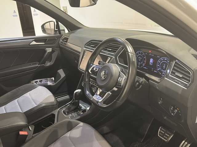 フォルクスワーゲン ティグアン TSI Rライン 新潟県 2018(平30)年 3.9万km 白 オールインセーフティ/・アダプティブ・クルーズコントロール/・レーンキープアシスト/・レーンチェンジアシストシステム/・アラウンドビューモニター/・リヤトラフィックアラート/・駐車支援システム/・パークディスタンスシステム/・ブレーキアシスト/・ESC/ABS/EBD/デジタルメータークラスター/Volkswagen純正インフォテイメントシステム/「Discover PRO」/・SSDナビゲーションシステム/・CD/DVD/TV/BT/ETC2.0/シートヒーター/ドライブレコーダー
