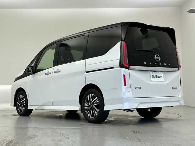 日産 セレナ e－パワー ハイウェイスター V 愛知県 2025(令7)年 0.1千km 白Ⅱ e-POWER　ハイウエイスターV　ヘッドランプ オートレベライザー+アダプティブLEDヘッドライトシステム+インテリジェント アラウンドビューモニター（移動物 検知機能付）+インテリジェント ルームミラー+アドバンスドドライブアシストディスプレイ（12.3インチカラーディスプレイ）+統合型インターフェースディスプレイ+ワイヤレス充電器+6スピーカー+NissanConnectナビゲーションシステム（地デジ内蔵）+車載通信ユニット（TCU［Telematics Control Unit］）+ETC2.0ユニット（ビルトインタイプ）+ドライブレコーダー（前後セット）+プロパイロット（ナビリンク機能付）+プロパイロット緊急停止支援システム（SOSコール機能付）+SOSコール（488/400円）