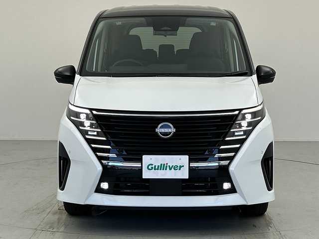 日産 セレナ e－パワー ハイウェイスター V 愛知県 2025(令7)年 0.1千km 白Ⅱ e-POWER　ハイウエイスターV　ヘッドランプ オートレベライザー+アダプティブLEDヘッドライトシステム+インテリジェント アラウンドビューモニター（移動物 検知機能付）+インテリジェント ルームミラー+アドバンスドドライブアシストディスプレイ（12.3インチカラーディスプレイ）+統合型インターフェースディスプレイ+ワイヤレス充電器+6スピーカー+NissanConnectナビゲーションシステム（地デジ内蔵）+車載通信ユニット（TCU［Telematics Control Unit］）+ETC2.0ユニット（ビルトインタイプ）+ドライブレコーダー（前後セット）+プロパイロット（ナビリンク機能付）+プロパイロット緊急停止支援システム（SOSコール機能付）+SOSコール（488/400円）