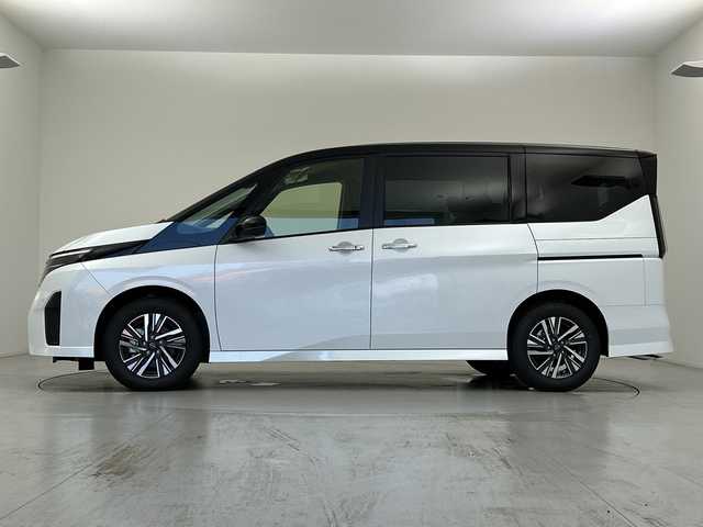 日産 セレナ e－パワー ハイウェイスター V 愛知県 2025(令7)年 0.1千km 白Ⅱ e-POWER　ハイウエイスターV　ヘッドランプ オートレベライザー+アダプティブLEDヘッドライトシステム+インテリジェント アラウンドビューモニター（移動物 検知機能付）+インテリジェント ルームミラー+アドバンスドドライブアシストディスプレイ（12.3インチカラーディスプレイ）+統合型インターフェースディスプレイ+ワイヤレス充電器+6スピーカー+NissanConnectナビゲーションシステム（地デジ内蔵）+車載通信ユニット（TCU［Telematics Control Unit］）+ETC2.0ユニット（ビルトインタイプ）+ドライブレコーダー（前後セット）+プロパイロット（ナビリンク機能付）+プロパイロット緊急停止支援システム（SOSコール機能付）+SOSコール（488/400円）