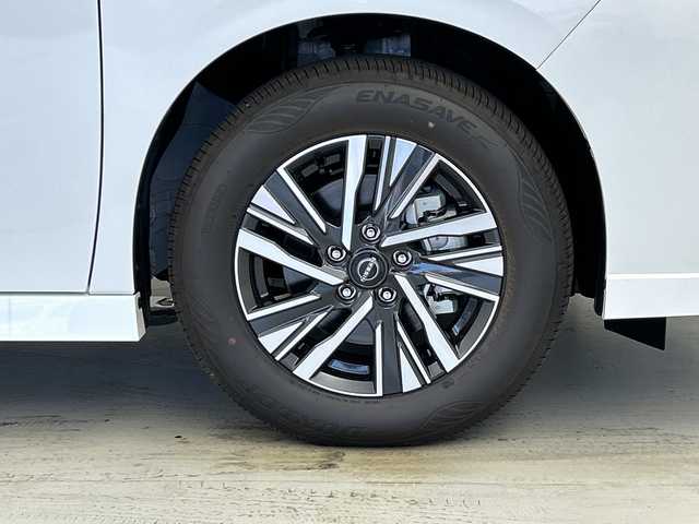 日産 セレナ e－パワー ハイウェイスター V 愛知県 2025(令7)年 0.1千km 白Ⅱ e-POWER　ハイウエイスターV　ヘッドランプ オートレベライザー+アダプティブLEDヘッドライトシステム+インテリジェント アラウンドビューモニター（移動物 検知機能付）+インテリジェント ルームミラー+アドバンスドドライブアシストディスプレイ（12.3インチカラーディスプレイ）+統合型インターフェースディスプレイ+ワイヤレス充電器+6スピーカー+NissanConnectナビゲーションシステム（地デジ内蔵）+車載通信ユニット（TCU［Telematics Control Unit］）+ETC2.0ユニット（ビルトインタイプ）+ドライブレコーダー（前後セット）+プロパイロット（ナビリンク機能付）+プロパイロット緊急停止支援システム（SOSコール機能付）+SOSコール（488/400円）