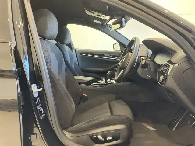ＢＭＷ ５２３ｄ ED ミッション:インポッシブル 熊本県 2019(平31)年 6.5万km サファイアブラックP 限定車：エディション・ミッションインポッシブル/純正HDDナビ/360°カメラ/コーナーセンサー/ハーマンカードンプレミアムサラウンドシステム/Bluetooth/USB/DVD/CD/フルセグTV/アダプティブクルーズコントロール/ヘッドアップディスプレイ/インテリジェントセーフティー/オートマチックハイビーム/パワートランクドア/オートホールドアシスト/LEDヘッドライト/LEDフォグライト/ドライブレコーダー/ETC2.0/【EDミッションインポッシブル/ブラック・サファイア（475）】