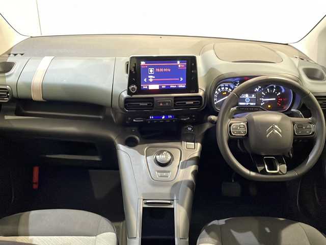 シトロエン シトロエン ベルランゴ シャイン ブルーHDi XTRパック 新潟県 2023(令5)年 2.1万km サーブル パノラマガラスルーフ/アクティブクルーズコントロール/AppleCarPlay/AndroidAuto/TV/ブラインドスポットモニター/インテリジェントハイビーム/純正ディスプレイオーディオ/バックカメラ（トップリアビジョン機能付）/サイドカメラ/クリアランスソナー/ETC/ドライブレコーダー/パドルシフト/アイドリングストップ/プッシュスタート/ アクティブセーフティブレーキ/レーンキープアシスト/トラフィックサインインフォメーション