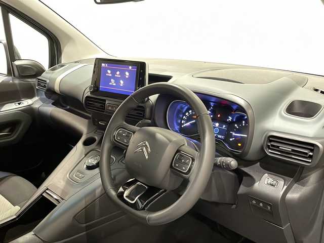 シトロエン シトロエン ベルランゴ シャイン ブルーHDi XTRパック 新潟県 2023(令5)年 2.1万km サーブル パノラマガラスルーフ/アクティブクルーズコントロール/AppleCarPlay/AndroidAuto/TV/ブラインドスポットモニター/インテリジェントハイビーム/純正ディスプレイオーディオ/バックカメラ（トップリアビジョン機能付）/サイドカメラ/クリアランスソナー/ETC/ドライブレコーダー/パドルシフト/アイドリングストップ/プッシュスタート/ アクティブセーフティブレーキ/レーンキープアシスト/トラフィックサインインフォメーション