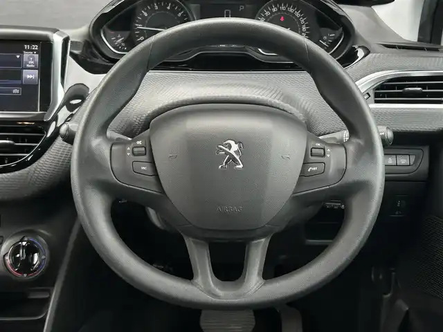 プジョー ２０８ スタイル 茨城県 2016(平28)年 0.7万km ビアンカホワイト ワンオ-ナ- /純正ナビ /12セグ /バックカメラ /ETC /アクティブシティブレーキ /クルーズコントロール /純正15インチアルミホイール /オートライト /フロアマット /シートリフター  /禁煙車