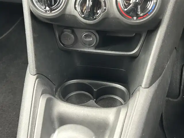 プジョー ２０８ スタイル 茨城県 2016(平28)年 0.7万km ビアンカホワイト ワンオ-ナ- /純正ナビ /12セグ /バックカメラ /ETC /アクティブシティブレーキ /クルーズコントロール /純正15インチアルミホイール /オートライト /フロアマット /シートリフター  /禁煙車