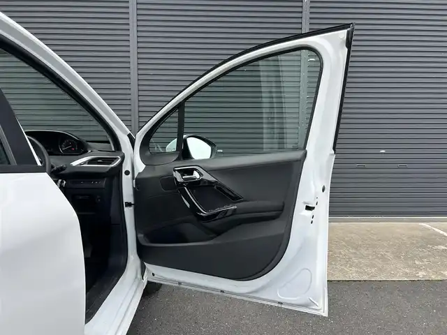 プジョー ２０８ スタイル 茨城県 2016(平28)年 0.7万km ビアンカホワイト ワンオ-ナ- /純正ナビ /12セグ /バックカメラ /ETC /アクティブシティブレーキ /クルーズコントロール /純正15インチアルミホイール /オートライト /フロアマット /シートリフター  /禁煙車