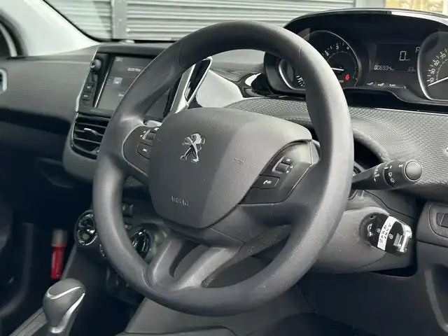 プジョー ２０８ スタイル 茨城県 2016(平28)年 0.7万km ビアンカホワイト ワンオ-ナ- /純正ナビ /12セグ /バックカメラ /ETC /アクティブシティブレーキ /クルーズコントロール /純正15インチアルミホイール /オートライト /フロアマット /シートリフター  /禁煙車