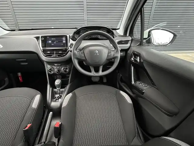 プジョー ２０８ スタイル 茨城県 2016(平28)年 0.7万km ビアンカホワイト ワンオ-ナ- /純正ナビ /12セグ /バックカメラ /ETC /アクティブシティブレーキ /クルーズコントロール /純正15インチアルミホイール /オートライト /フロアマット /シートリフター  /禁煙車