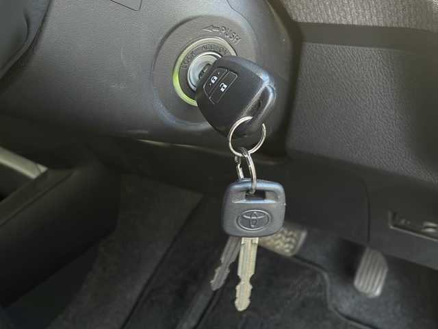 トヨタ カローラ アクシオ 1．5G 神奈川県 2014(平26)年 4.9万km ブラックマイカ ワンオーナー/社外オーディオ/スペアキー/ドライブレコーダー(前方)/ETC/取扱説明書/電格ミラー/社外フロアマット