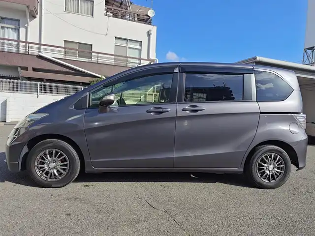 ホンダ フリード G ジャストセレクション+ 大阪府 2014(平26)年 8.7万km モダンスティールM 純正インターナビ・フルセグTV・CD・/　　　DVD・SD・Bluetooth/左後パワースライドドア/ＨＩＤオートヘッドライト/スマートキー2個/バックカメラ/ビルトインＥＴＣ/ステアリングスイッチ/サイドドアバイザー/電動格納ウインカーミラー/社外14インチアルミホイール/フロントガラススーパーＵＶカット/プライムスムース＆スウェード調コンビシート