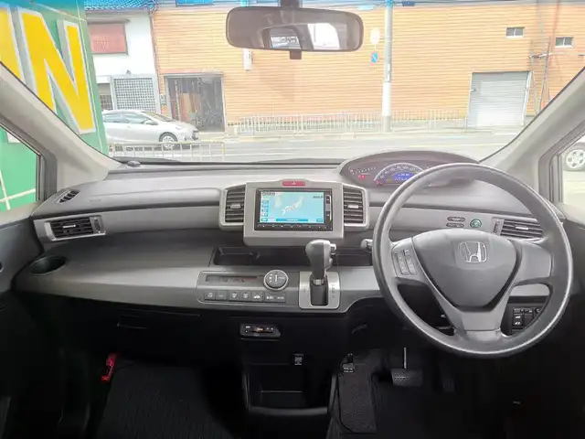 ホンダ フリード G ジャストセレクション+ 大阪府 2014(平26)年 8.7万km モダンスティールM 純正インターナビ・フルセグTV・CD・/　　　DVD・SD・Bluetooth/左後パワースライドドア/ＨＩＤオートヘッドライト/スマートキー2個/バックカメラ/ビルトインＥＴＣ/ステアリングスイッチ/サイドドアバイザー/電動格納ウインカーミラー/社外14インチアルミホイール/フロントガラススーパーＵＶカット/プライムスムース＆スウェード調コンビシート