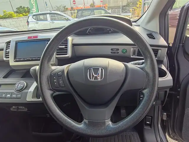 ホンダ フリード G ジャストセレクション+ 大阪府 2014(平26)年 8.7万km モダンスティールM 純正インターナビ・フルセグTV・CD・/　　　DVD・SD・Bluetooth/左後パワースライドドア/ＨＩＤオートヘッドライト/スマートキー2個/バックカメラ/ビルトインＥＴＣ/ステアリングスイッチ/サイドドアバイザー/電動格納ウインカーミラー/社外14インチアルミホイール/フロントガラススーパーＵＶカット/プライムスムース＆スウェード調コンビシート