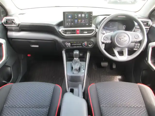 ダイハツ ロッキー X 千葉県 2023(令5)年 2.4万km ナチュラルベージュマイカM 純正９インチスマホ連携ディスプレイオーディオ/　【フルセグTV/BT/USB/HDMI】/バックカメラ/スマートアシスト/LEDヘッドライト/純正16インチアルミホイール/前後コーナーセンサー/ナビ連動ドライブレコーダー（前後）/純正ビルトインETC/アイドリングストップ/ヘッドライトレペライザー/ステアリングスイッチ/オートライト/純正ドアバイザー/純正フロアマット/新車整備手帳/取扱説明書/スペアキー