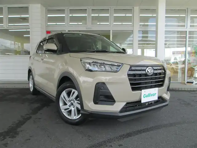 ダイハツ ロッキー X 千葉県 2023(令5)年 2.4万km ナチュラルベージュマイカM 純正９インチスマホ連携ディスプレイオーディオ/　【フルセグTV/BT/USB/HDMI】/バックカメラ/スマートアシスト/LEDヘッドライト/純正16インチアルミホイール/前後コーナーセンサー/ナビ連動ドライブレコーダー（前後）/純正ビルトインETC/アイドリングストップ/ヘッドライトレペライザー/ステアリングスイッチ/オートライト/純正ドアバイザー/純正フロアマット/新車整備手帳/取扱説明書/スペアキー