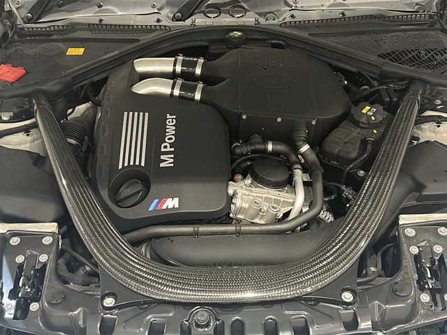 ＢＭＷ Ｍ３ セダン 新潟県 2014(平26)年 4.1万km アルピンホワイトⅢ AKRAPOVICエアロパーツ/(リアディフューザー/サイドスポイラー)/KW車高調整サスペンションキット/純正19インチアロイホイール(437M)/Mパフォーマンスエクステリアパーツ/Mパフォーマンスインテリアパーツ/純正HDDナビ/フルセグTV/バックカメラ/ETC/ドライブレコーダー/レーダー探知機/衝突被害軽減ブレーキ/車線逸脱警報