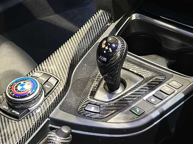 ＢＭＷ Ｍ３ セダン 新潟県 2014(平26)年 4.1万km アルピンホワイトⅢ AKRAPOVICエアロパーツ/(リアディフューザー/サイドスポイラー)/KW車高調整サスペンションキット/純正19インチアロイホイール(437M)/Mパフォーマンスエクステリアパーツ/Mパフォーマンスインテリアパーツ/純正HDDナビ/フルセグTV/バックカメラ/ETC/ドライブレコーダー/レーダー探知機/衝突被害軽減ブレーキ/車線逸脱警報