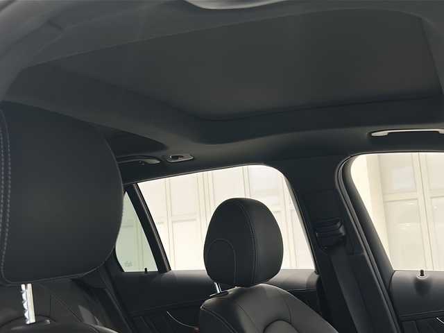 メルセデス・ベンツ ＧＬＣ２５０ 4マチックスポーツ 本革 新潟県 2017(平29)年 4.9万km ダイヤモンドホワイト 8.4インチワイドディスプレイ（ナビ/TV/DVD/BT)/360°カメラ/レーダーセーフティパッケージ/アダプティブレーキ/パノラマミックスライディングルーフ/ヘッドアップディスプレイ/サイドステップ/アテンションアシスト/アダプティブレーキライト/クラッシュ連動センサー/インテリジェントライトシステム/アクティブパーキングアシスト/純正19インチAW/純正フロアマット/メモリ付きパワーシート/シートヒーター/ETC