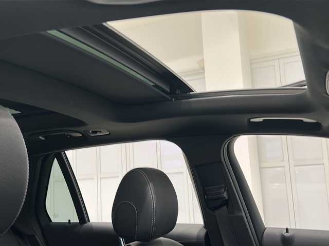 メルセデス・ベンツ ＧＬＣ２５０ 4マチックスポーツ 本革 新潟県 2017(平29)年 4.9万km ダイヤモンドホワイト 8.4インチワイドディスプレイ（ナビ/TV/DVD/BT)/360°カメラ/レーダーセーフティパッケージ/アダプティブレーキ/パノラマミックスライディングルーフ/ヘッドアップディスプレイ/サイドステップ/アテンションアシスト/アダプティブレーキライト/クラッシュ連動センサー/インテリジェントライトシステム/アクティブパーキングアシスト/純正19インチAW/純正フロアマット/メモリ付きパワーシート/シートヒーター/ETC