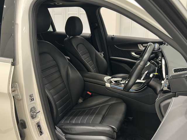メルセデス・ベンツ ＧＬＣ２５０ 4マチックスポーツ 本革 新潟県 2017(平29)年 4.9万km ダイヤモンドホワイト 8.4インチワイドディスプレイ（ナビ/TV/DVD/BT)/360°カメラ/レーダーセーフティパッケージ/アダプティブレーキ/パノラマミックスライディングルーフ/ヘッドアップディスプレイ/サイドステップ/アテンションアシスト/アダプティブレーキライト/クラッシュ連動センサー/インテリジェントライトシステム/アクティブパーキングアシスト/純正19インチAW/純正フロアマット/メモリ付きパワーシート/シートヒーター/ETC