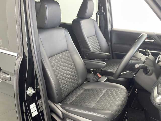 トヨタ ヴォクシー S－Z 岐阜県 2022(令4)年 6万km アティチュードブラックマイカ T-connectナビ/AM FM/Bluetooth /Miracast/アラウンドビューモニター/快適利便パッケージHigh /・ハンズフリーデュアルパワースライドドア（挟み込み防止機能付）/・パワーバックドア（挟み込み防止機能・停止位置メモリー機能・パワーバックドアスイッチ付）/・ナノイー X/・ステアリングヒーター/・キャプテンシート/・シートヒーター（D/N）/・オットマン/・角度調整付アームレスト/ブラインドスポットビューモニター/クリアランスソナー/革巻きステアリング/ステアリングリモコン/ETC/オートライト/オートハイビーム/ヘッドライトレベライザー/ドライバーモニター